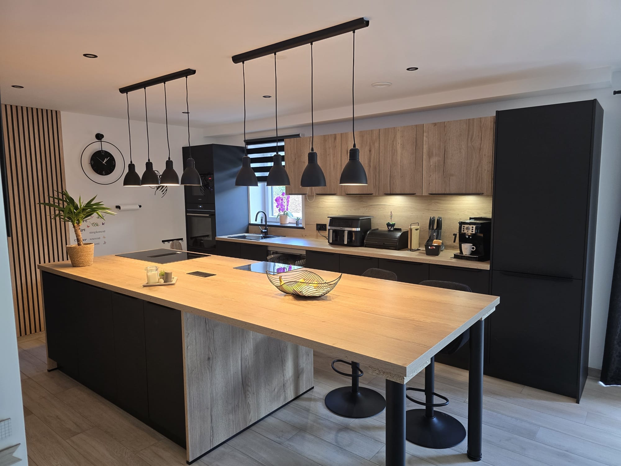 Cuisine MyCuisine noir et bois avec îlot et table